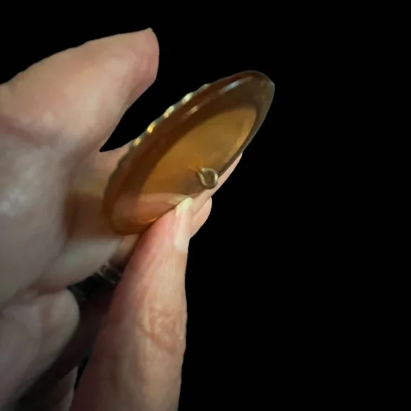 Amber coloured oversized button - Picture 3 of 3